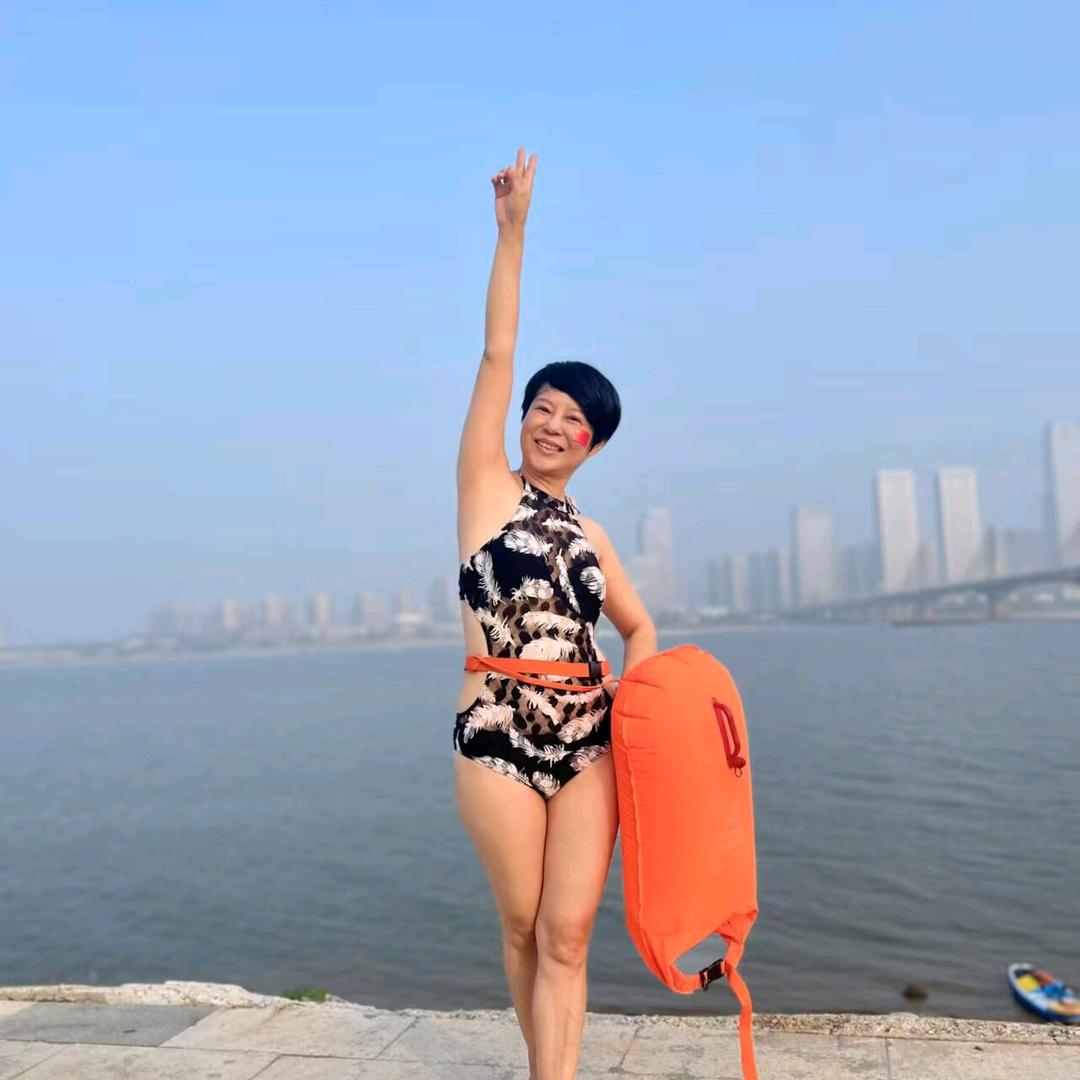 爱游泳的宏发姐姐