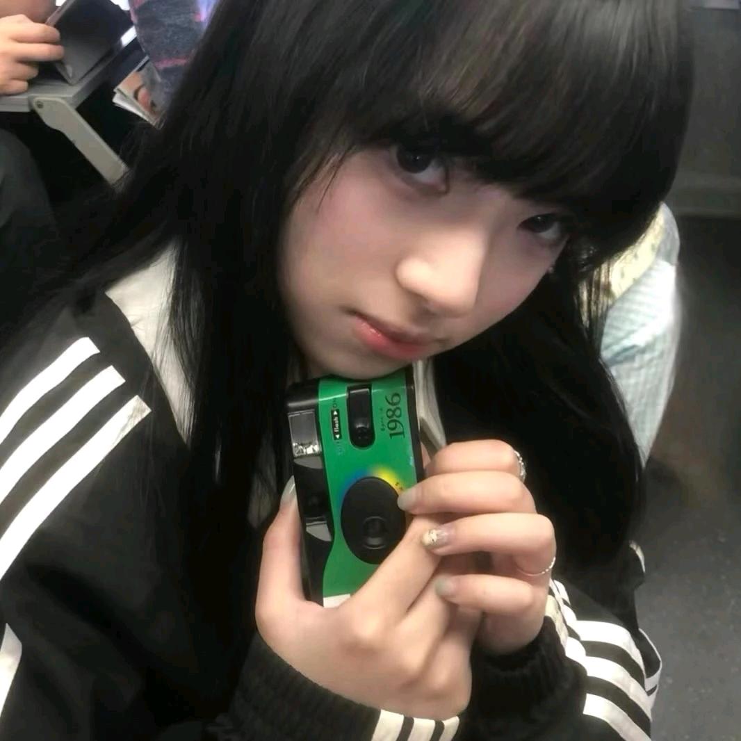 程艾影.