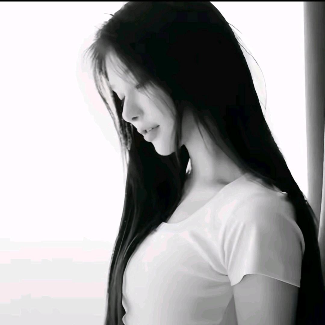 ￰
