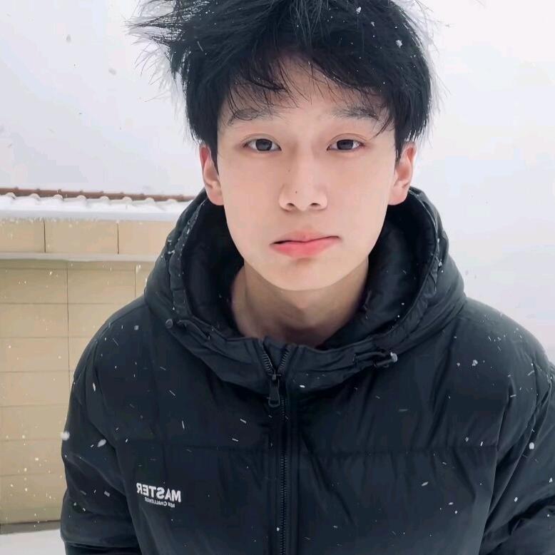 @偉