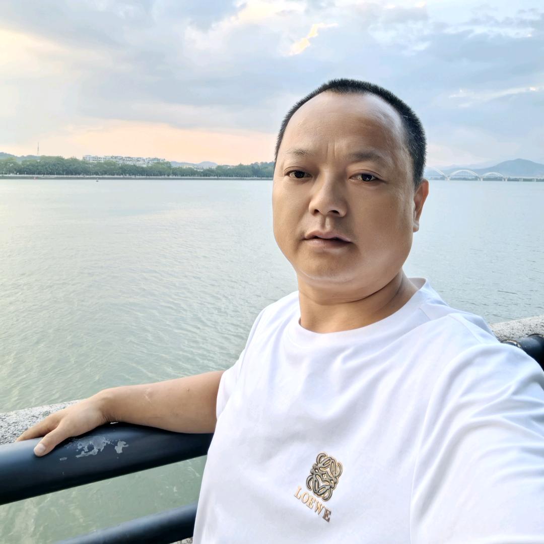 寒江过影