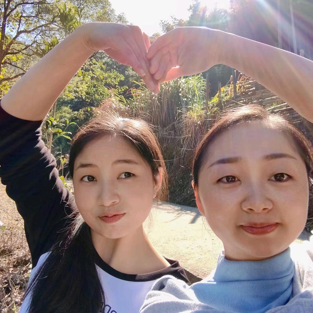 纳两女人、岢爱