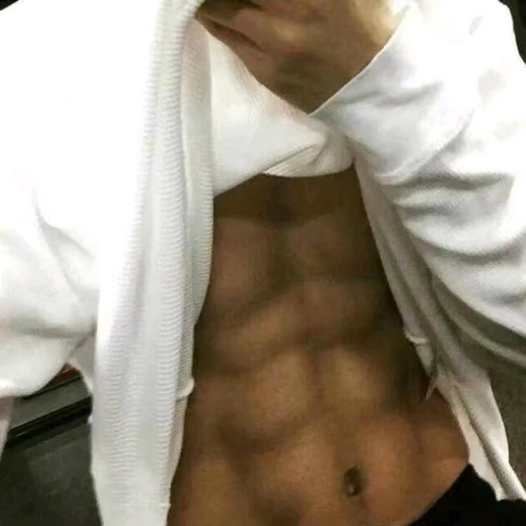 八块腹肌的男人