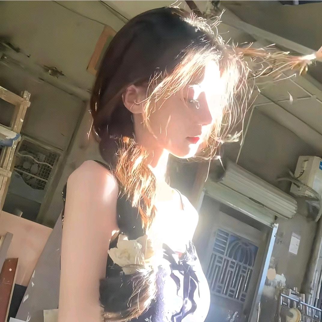 月亮躲在云里☁