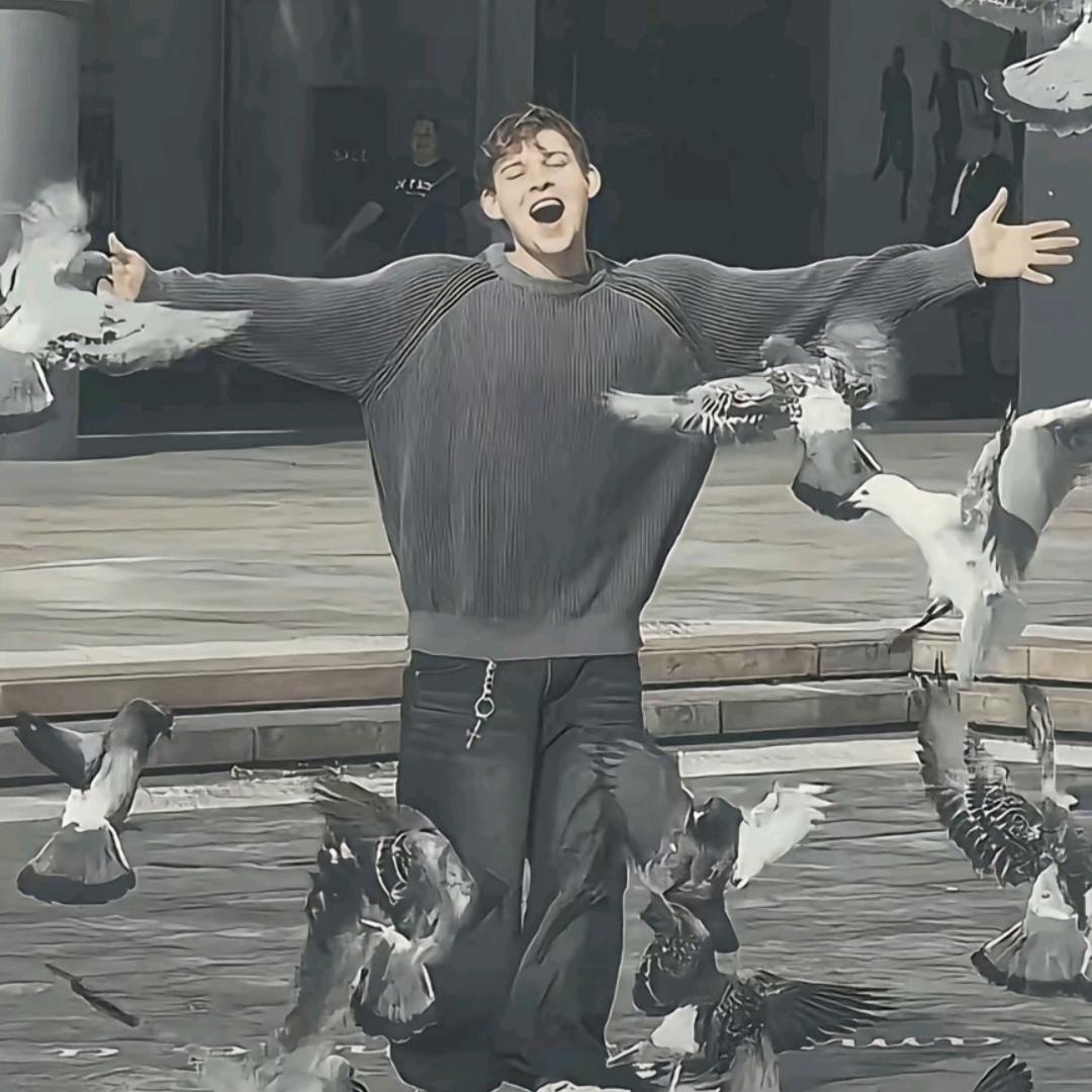 M、