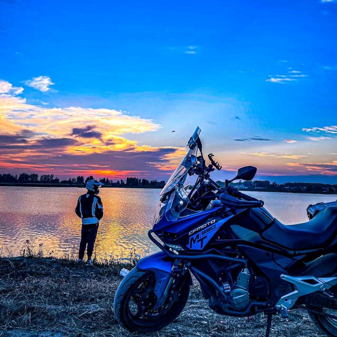 穿着小拖鞋上班