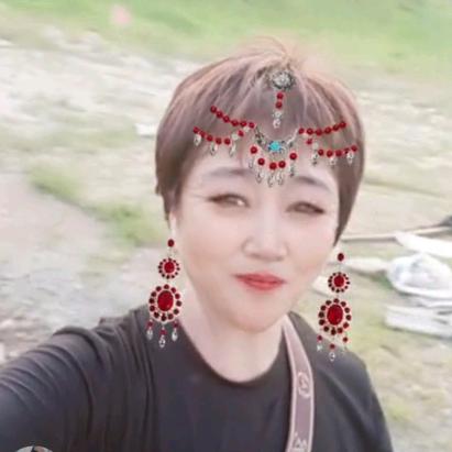 丽姐爱说爱笑。