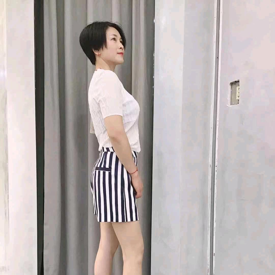 白玫瑰。我是一个带刺的玫玫瑰呀玫瑰要我爱