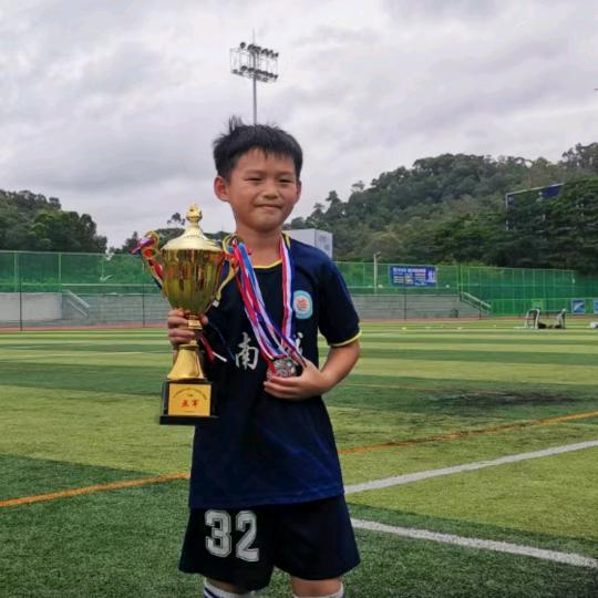 爱踢足球的小源