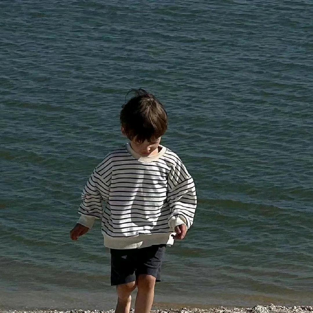 抡大瓶子的男人