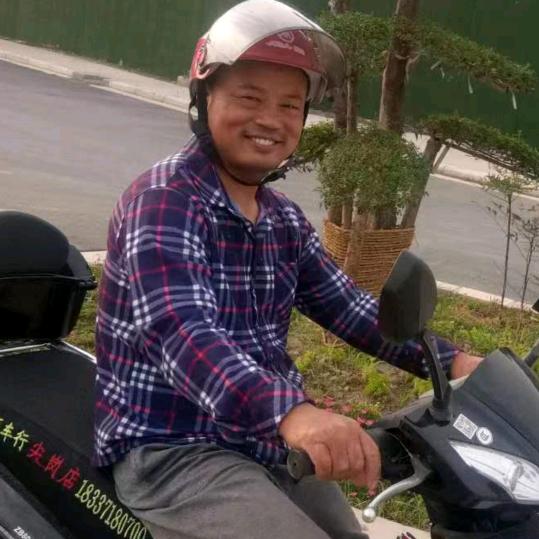 贴砖泥工何应林