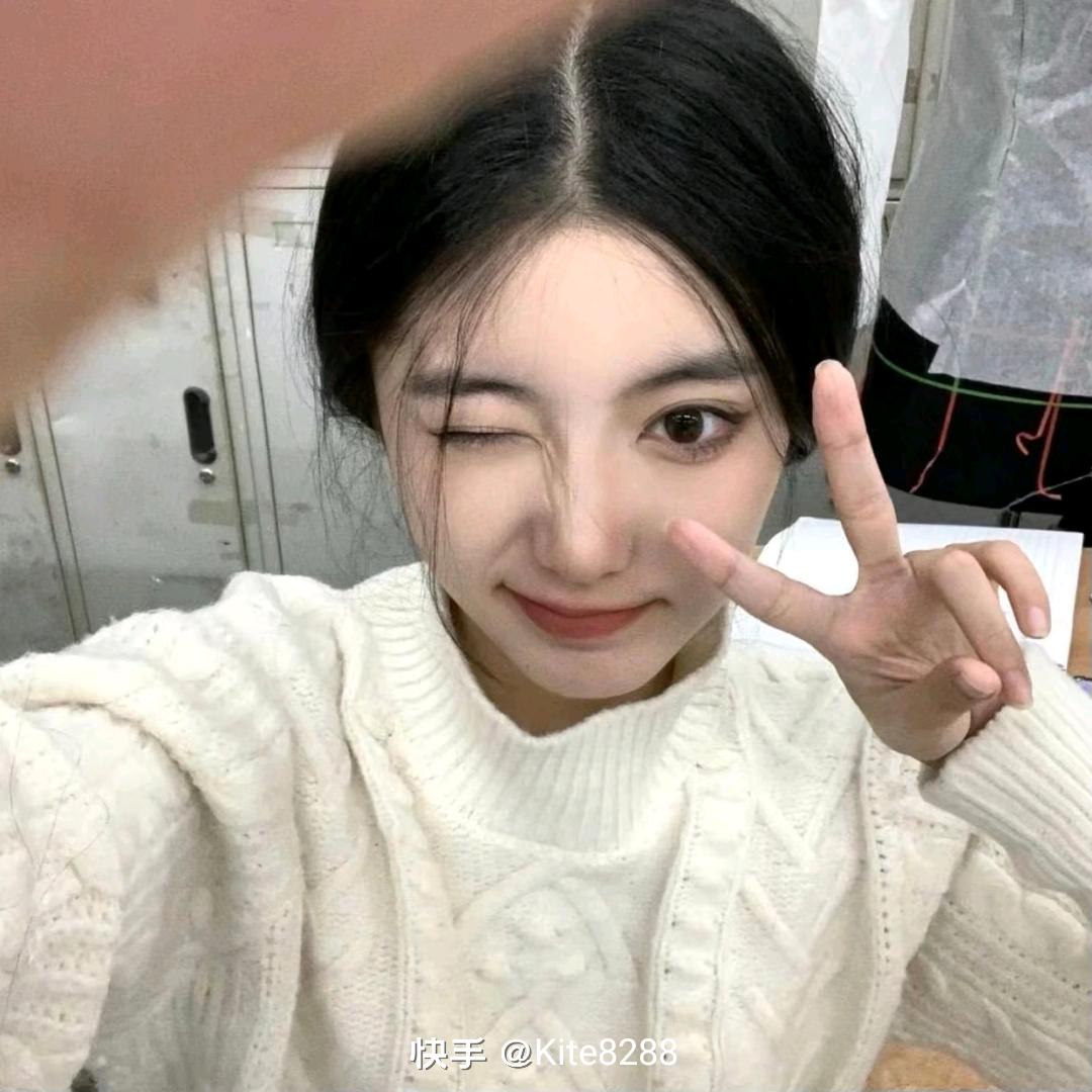 他的女朋友.