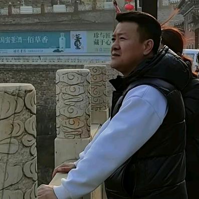 靳广世