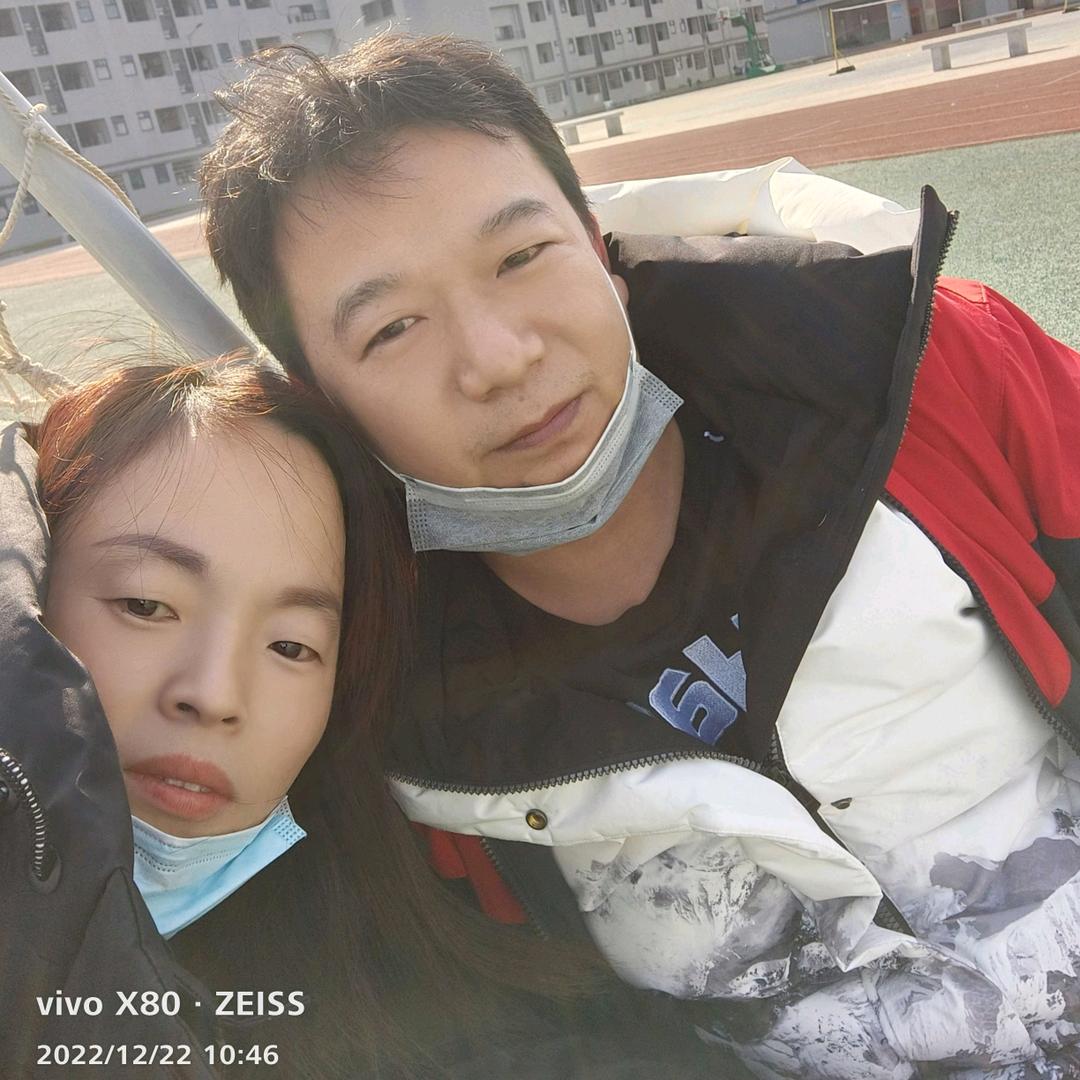 爱抽烟的小男孩