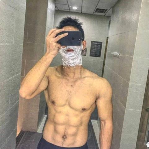 子平（摆摊00后）
