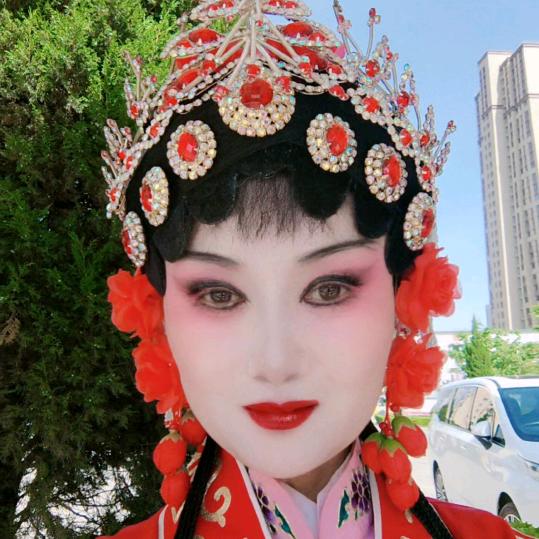 王萍。戏曲演员。