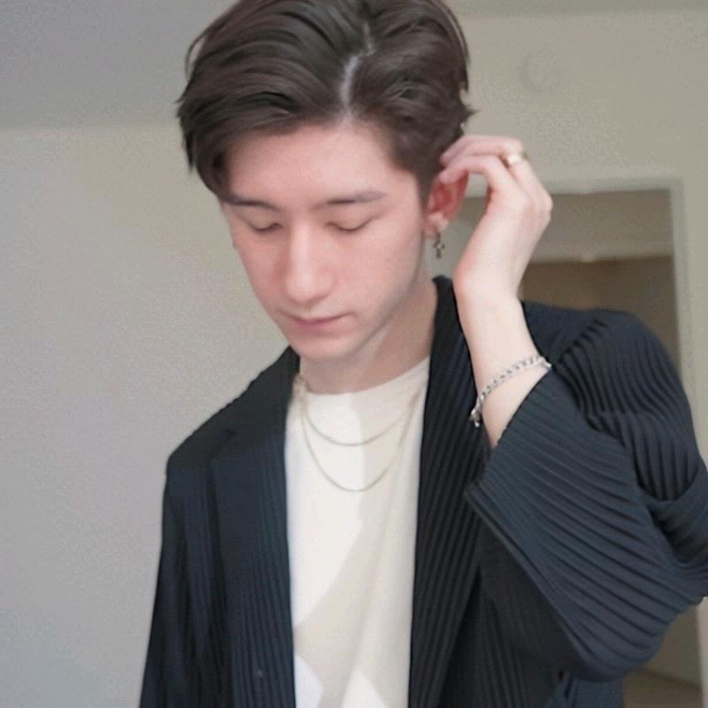 想去看世界的小郑