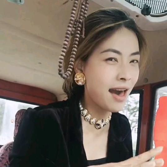 杨澜在曹甸开木制幼教家具工厂