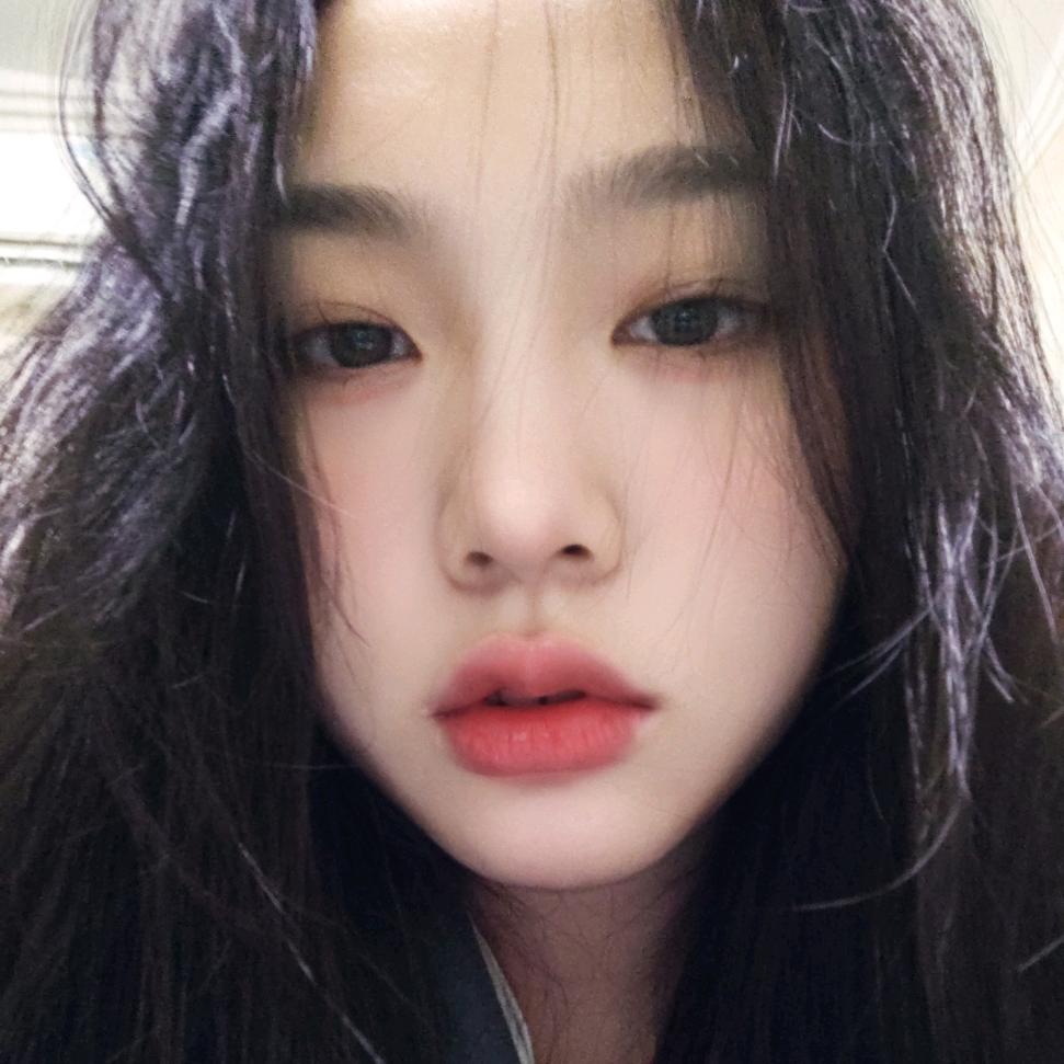 小何同学呢