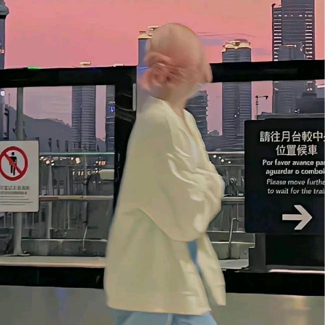 仐屴