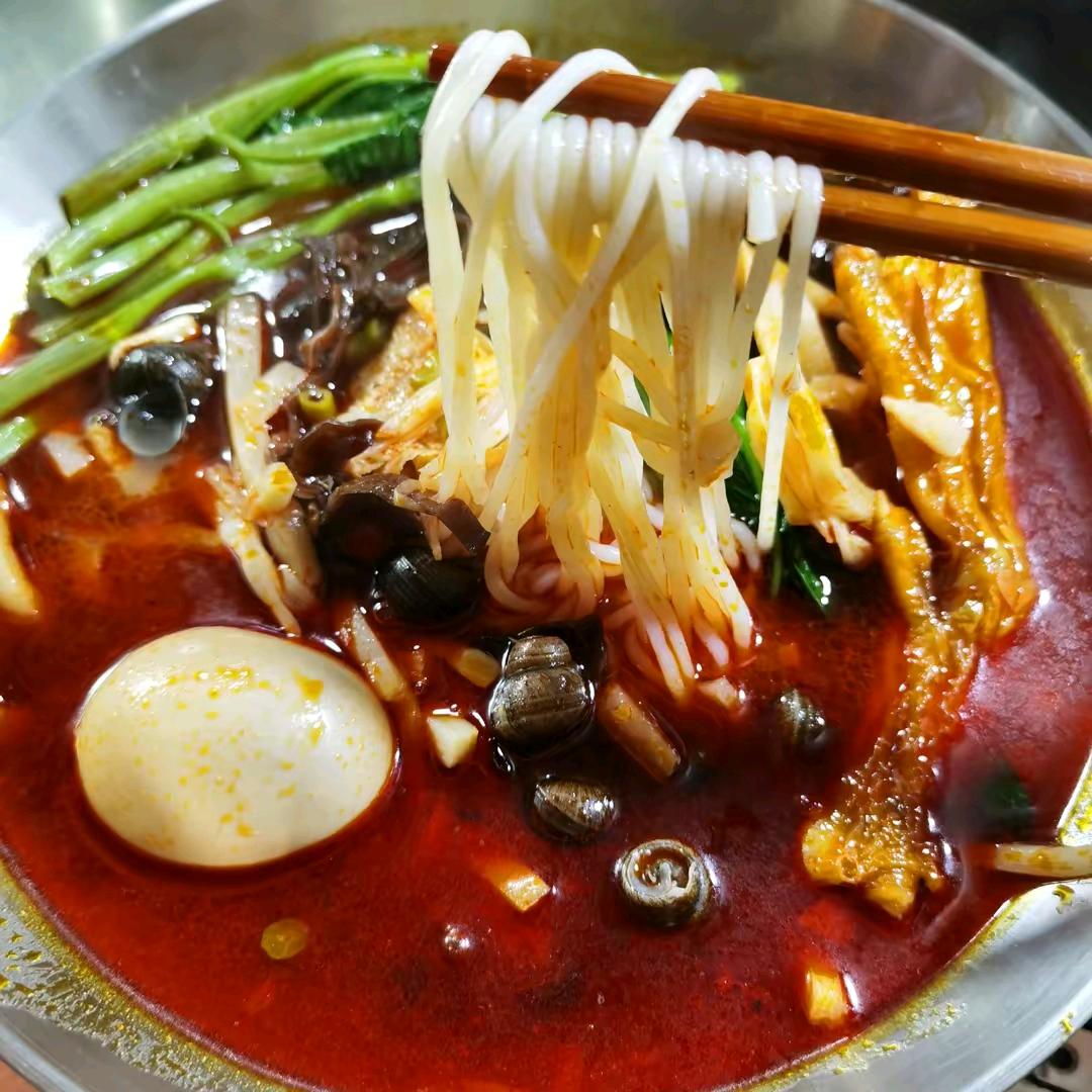 美食广西正宗柳州串煲香螺蛳粉茶乡