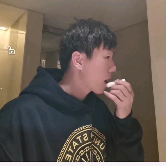 舞台亿哥（何艺亿）
