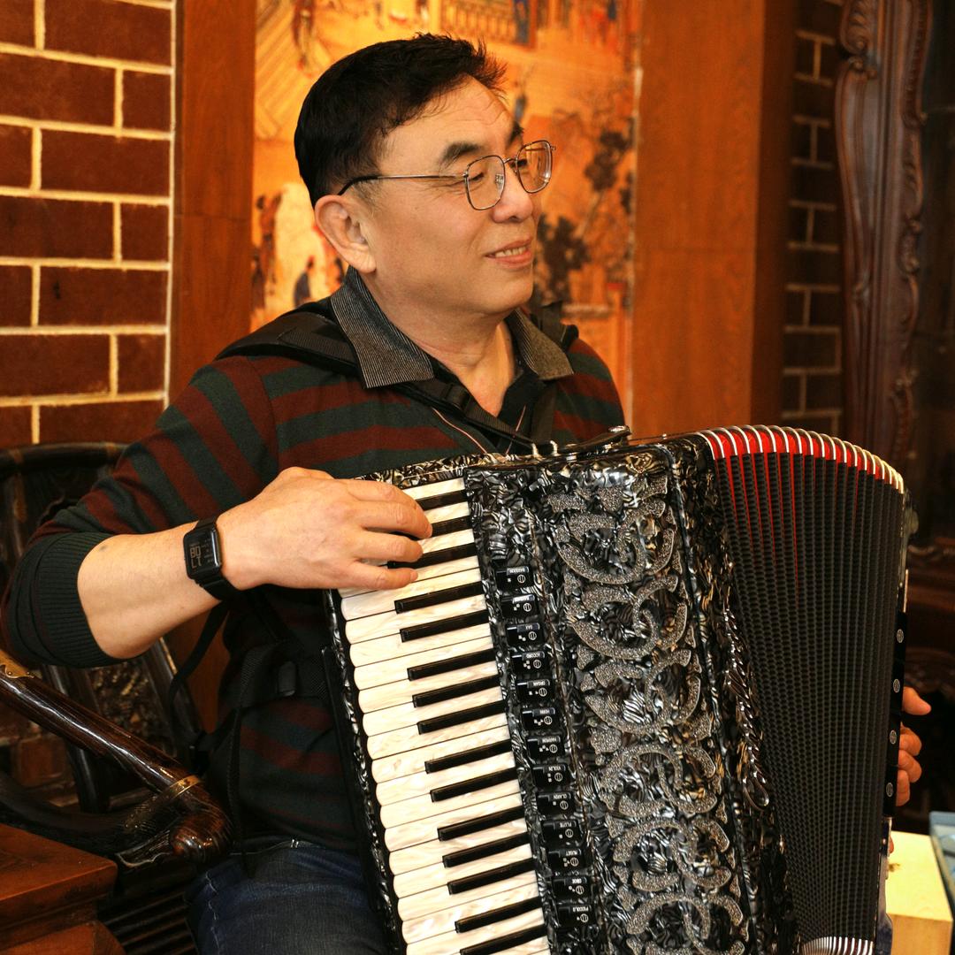 背着手风琴侍弄花