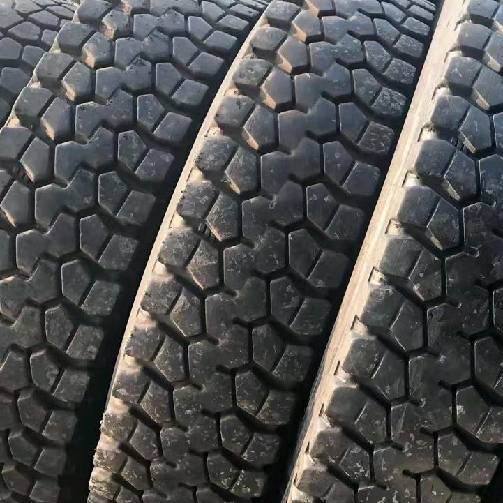 新旧轮胎搬运工