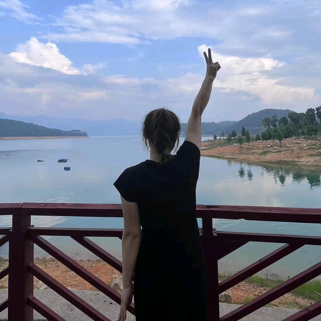 清清(人间独立清醒)