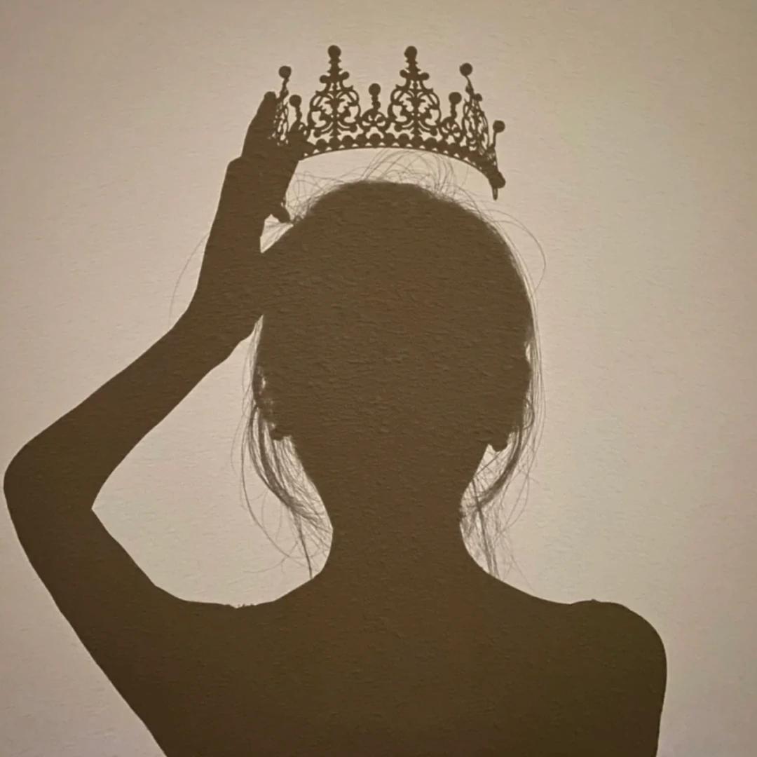 👑