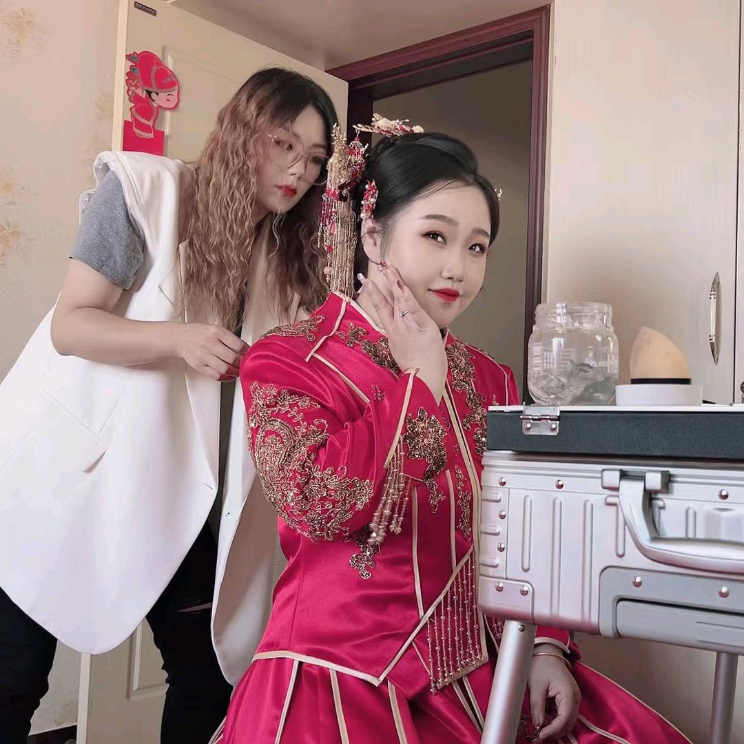 平定开婚纱店的晶姐