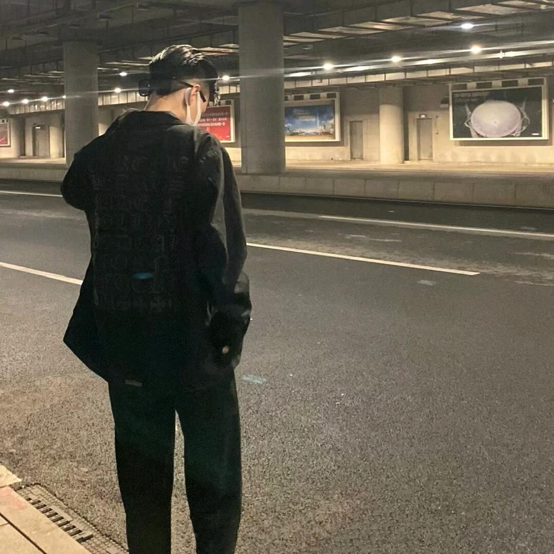 灿