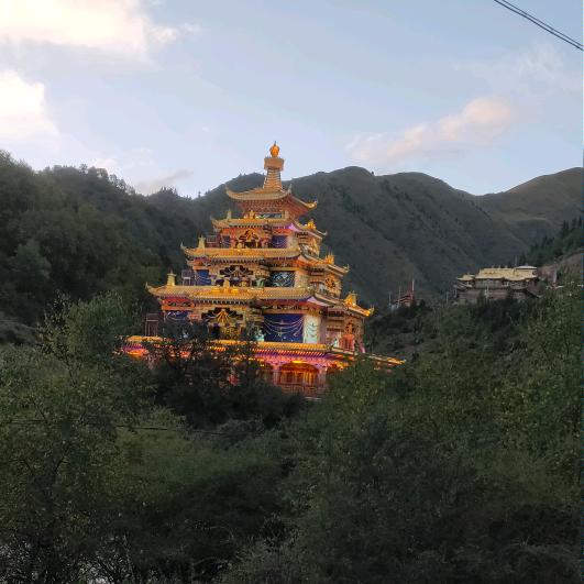 雪山白塔
