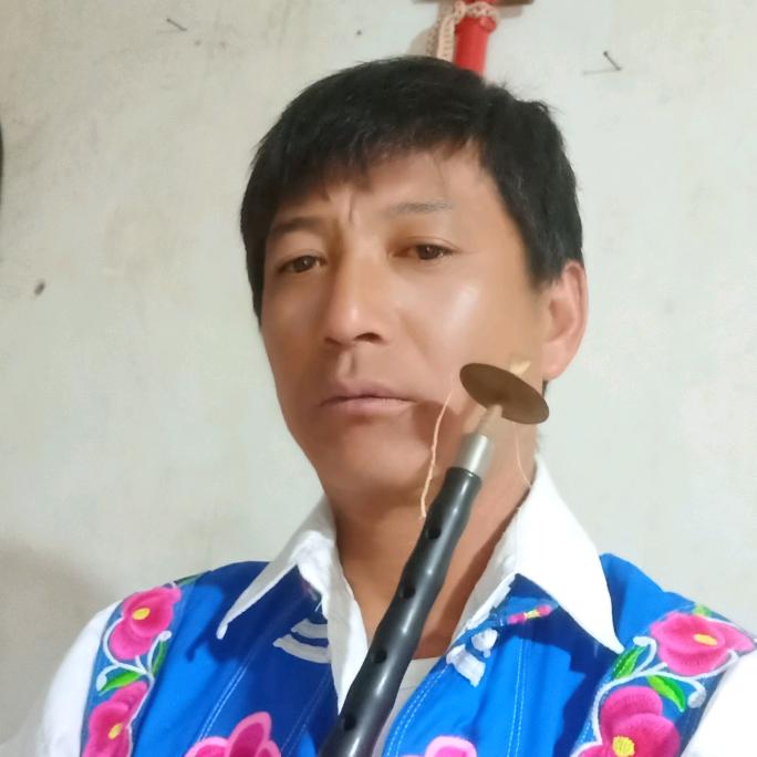 小张红菌拿手，唢呐