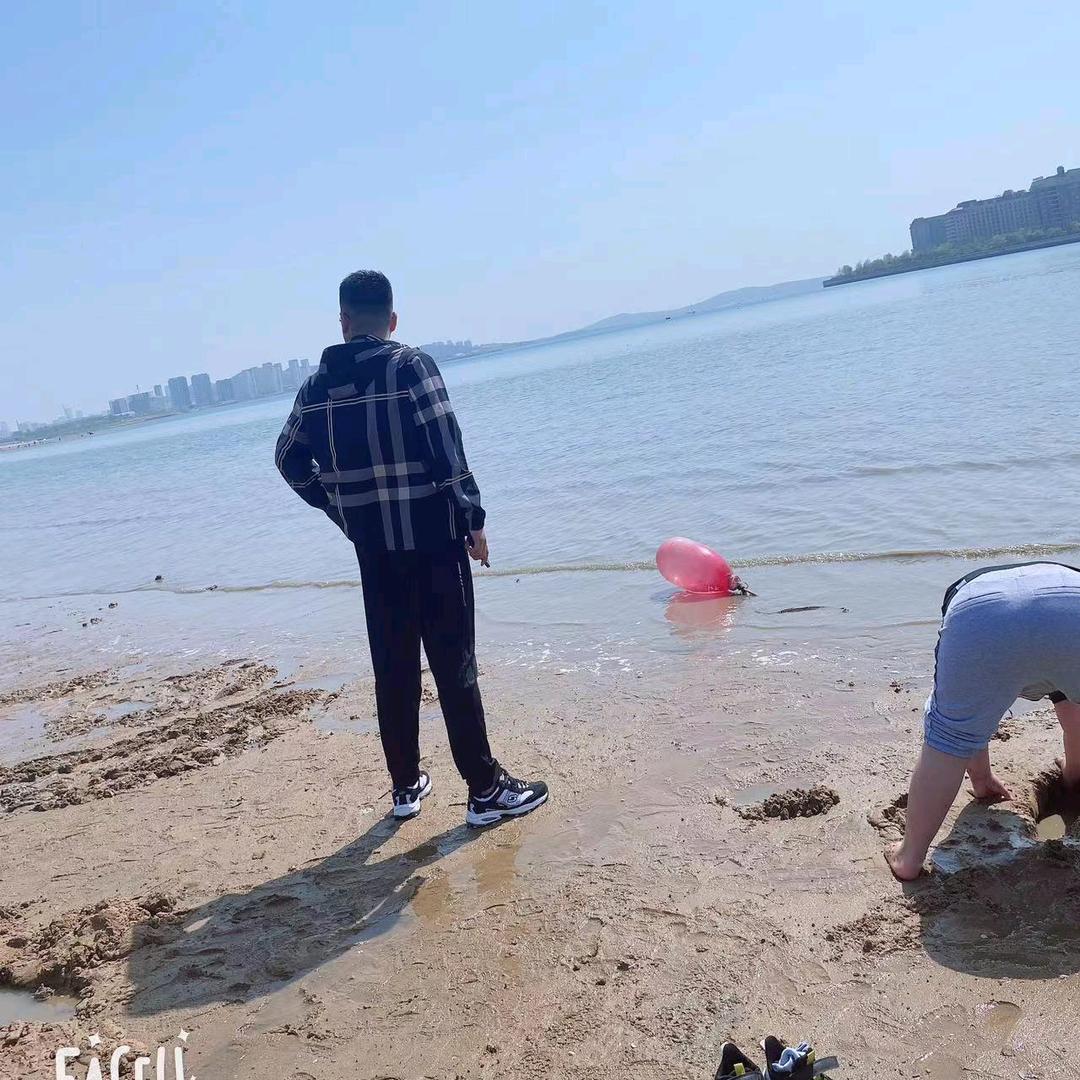 __ 没有背景、只有背影。