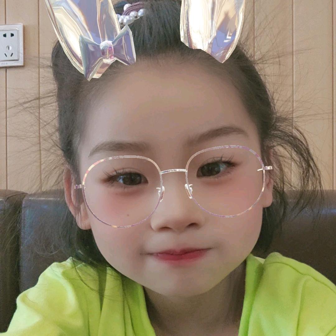 开心小姑娘