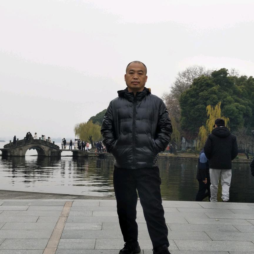 追梦人。遇事必争难成器，心存善意必成才。