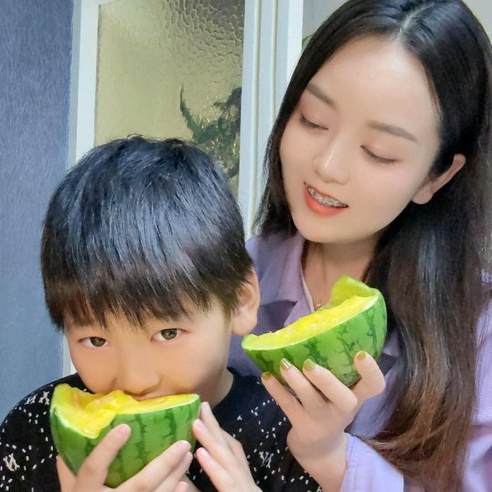 伊森小吃货一家
