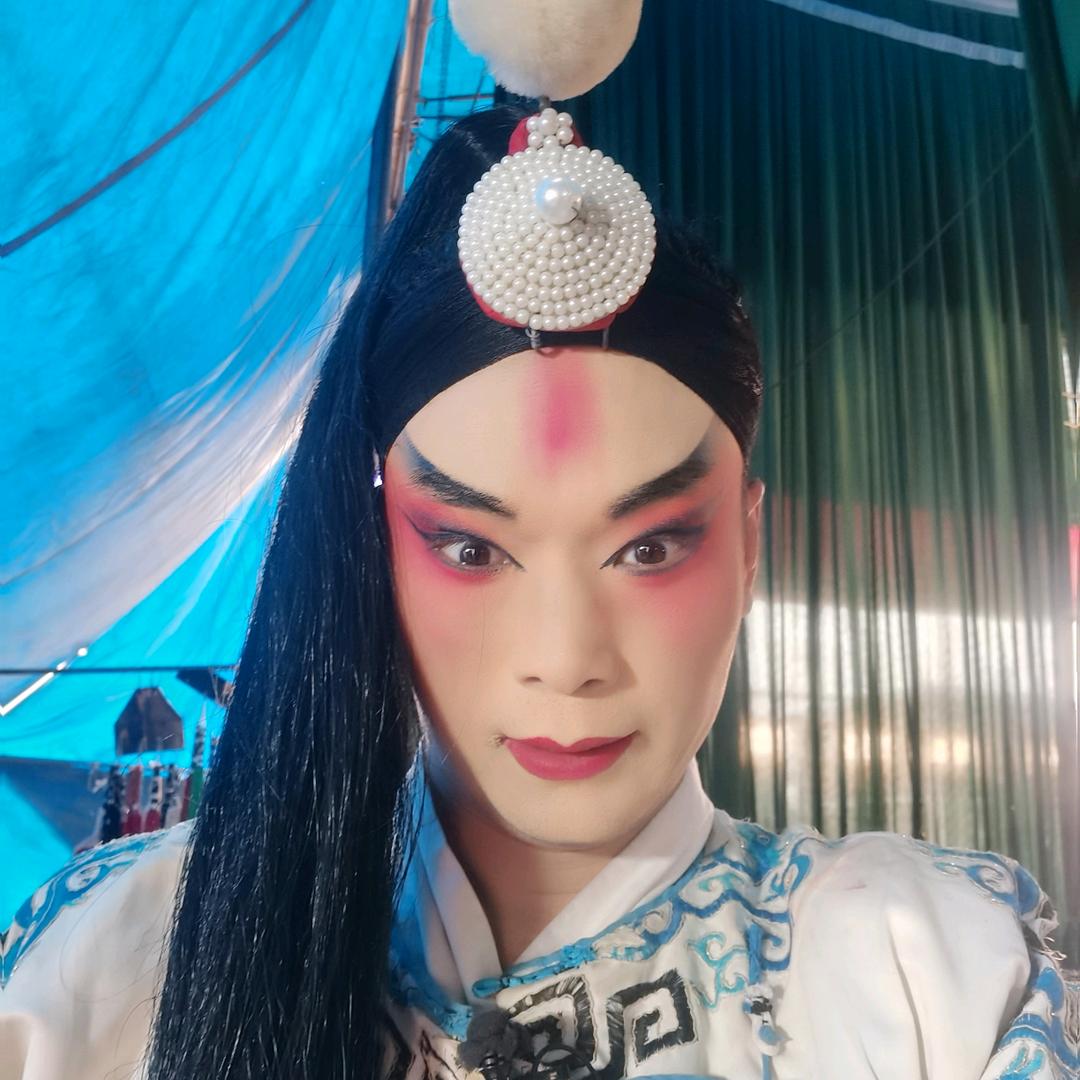 豫剧团。三三