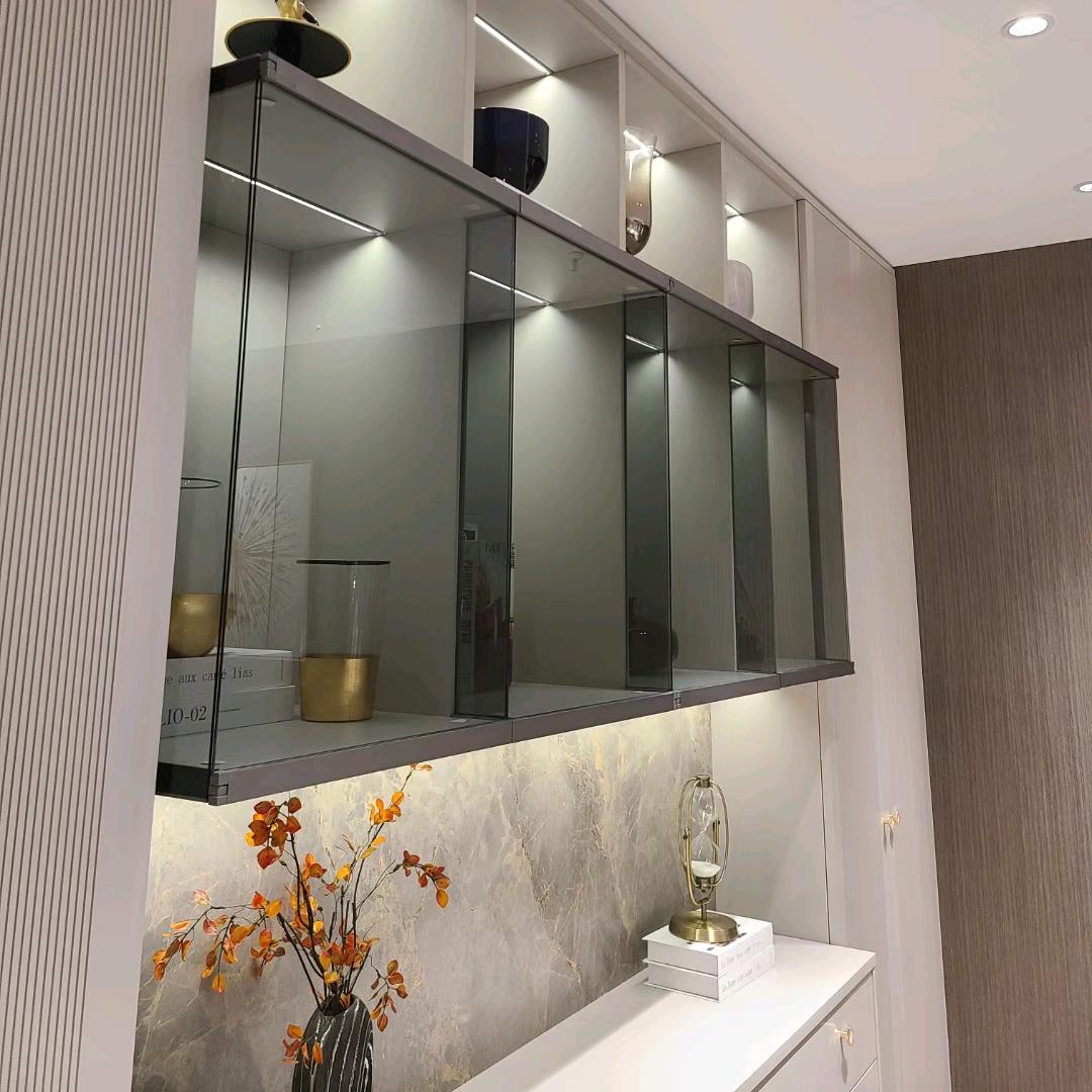 一位画柜子的姐姐