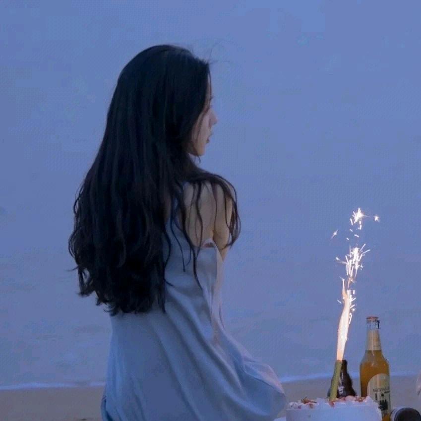 飘着雪花的夏