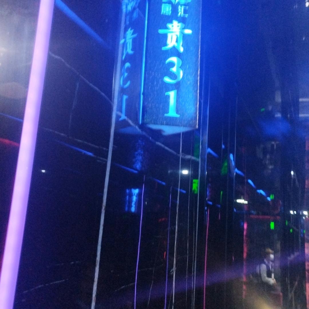 骑着月亮看嫦娥。
