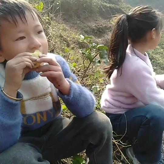 云南农村山卡卡姐姐和弟弟