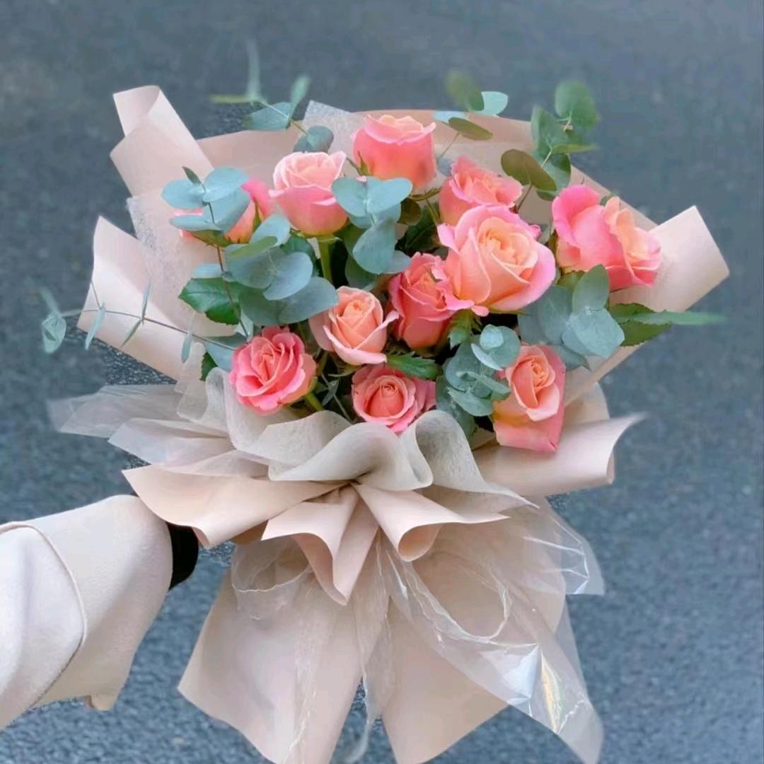 依缘鲜花店1996679522