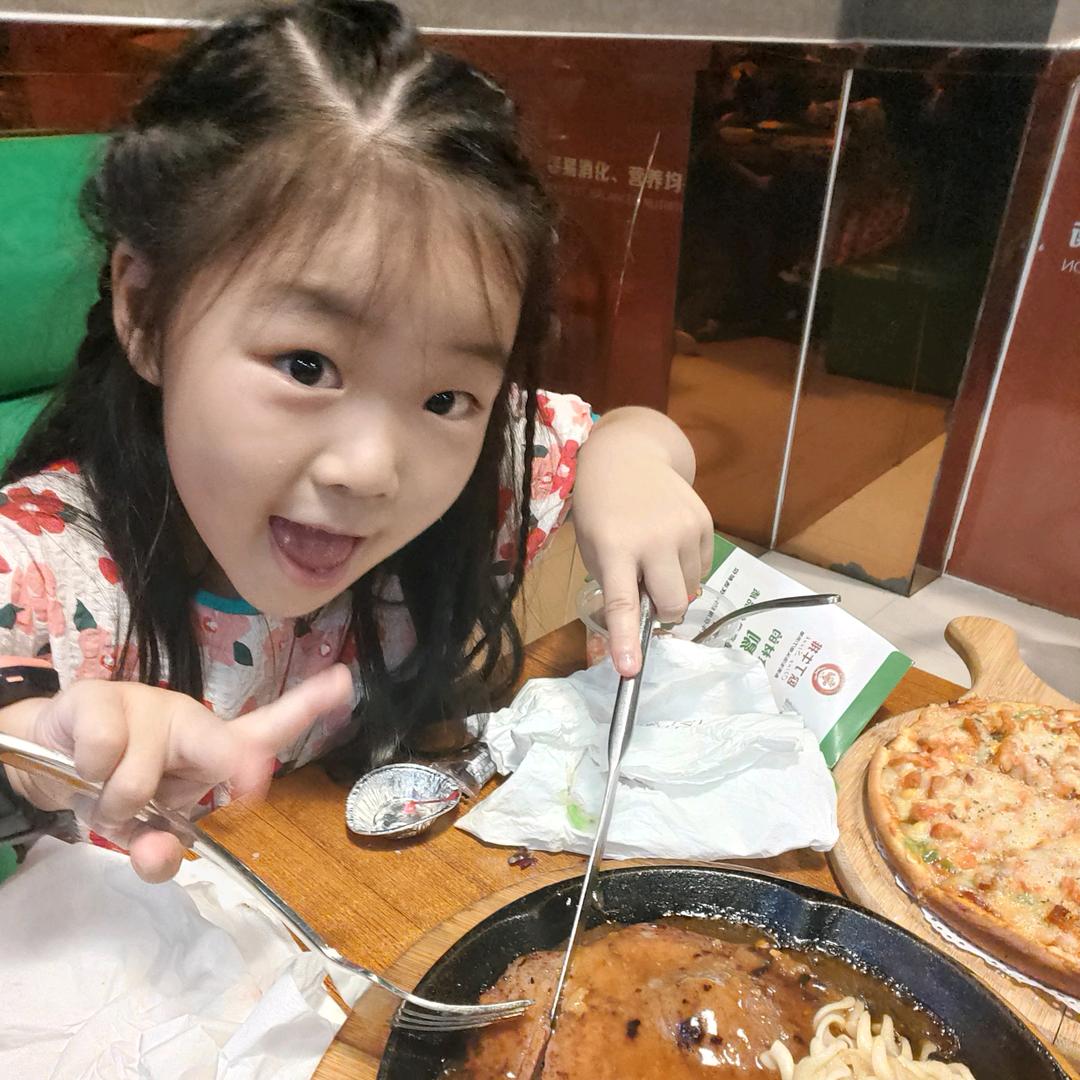 小猴子下山找小兔