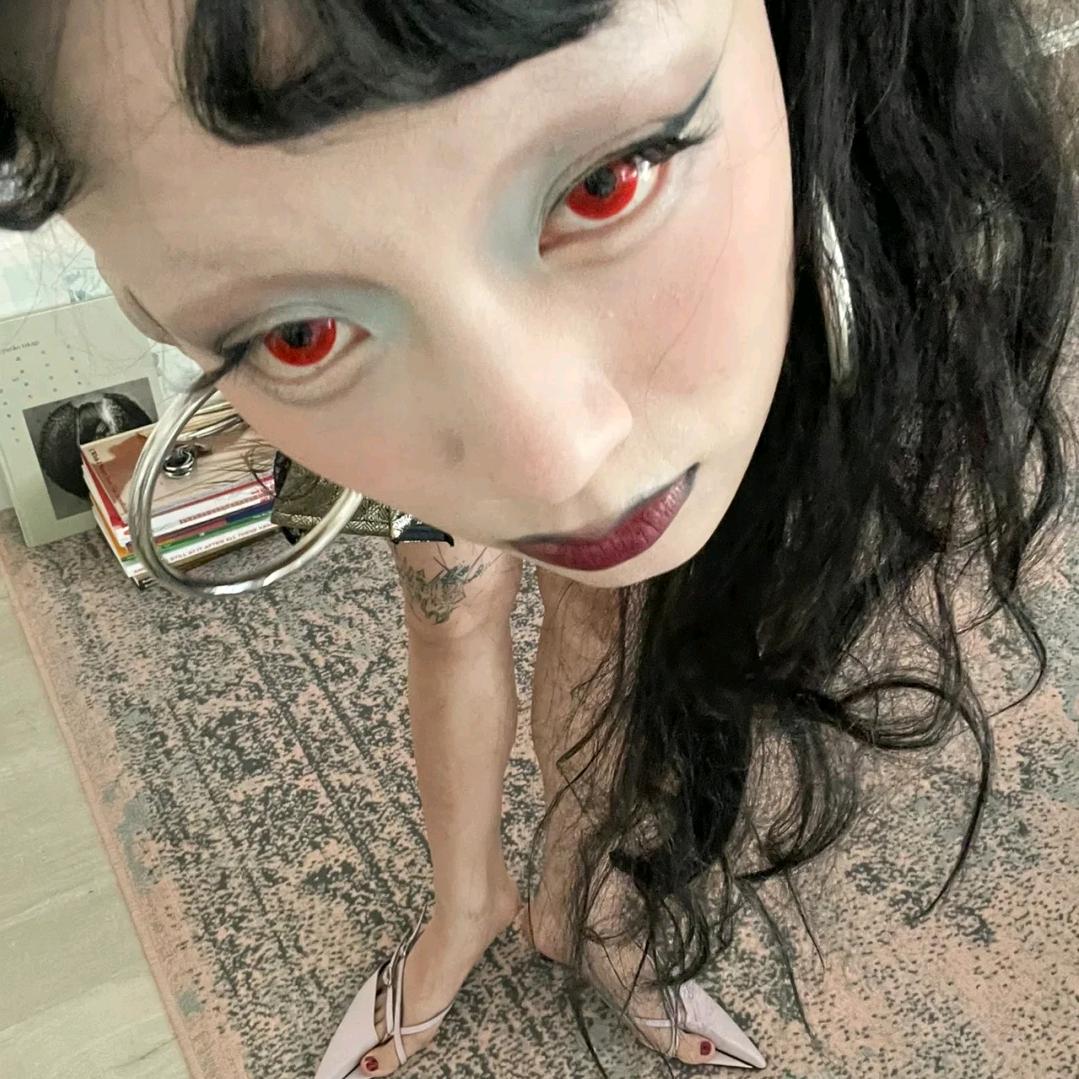亚亚白.