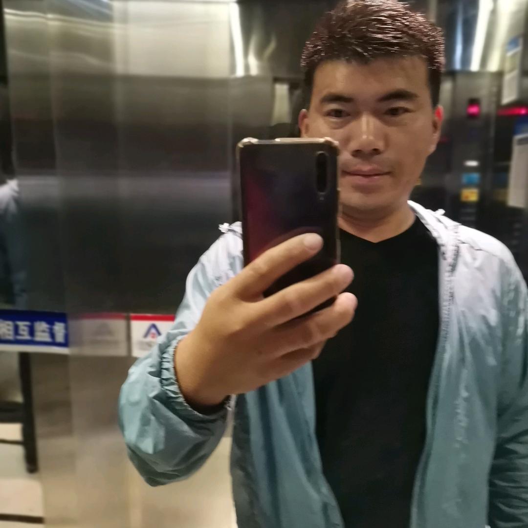 王    华:  追梦人