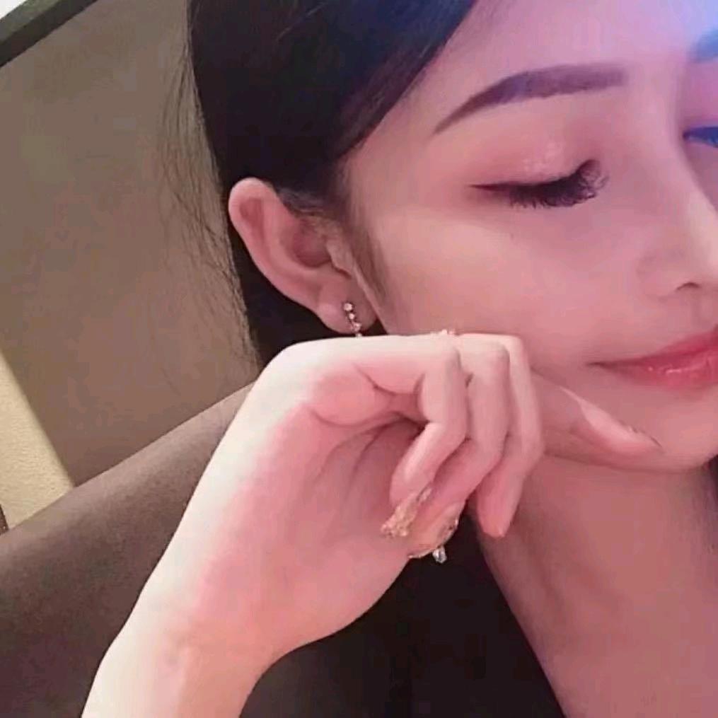 西西的场控（红唇）