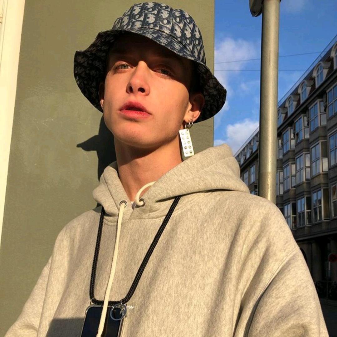 🪳   一把刻有身份证号的水果刀 🪳