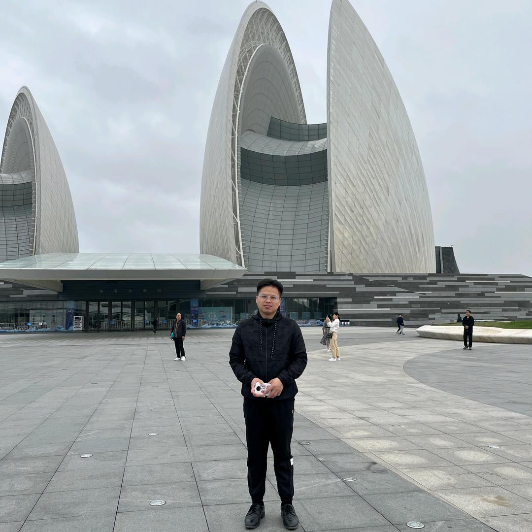 90后青年黎雨褚